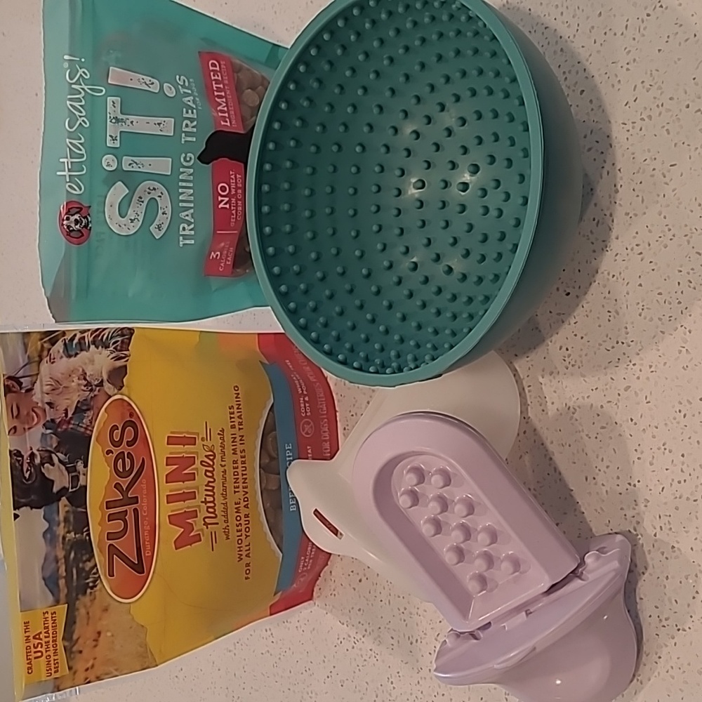 Diggs groov, licki bowl, training treats